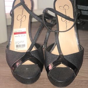 Black platform textured pump